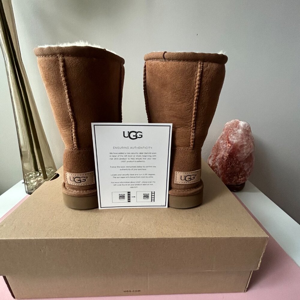 NWT Ugg Women's Classic Short II - Picture 2 of 13